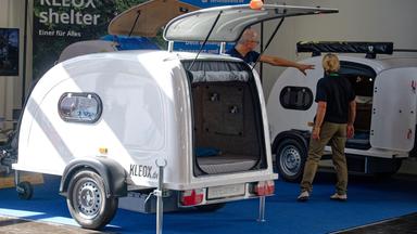 Besucher betrachten beim «Caravan Salon - Messe für Caravaning, Camping und Outdoor-Tourismus» den Campinganhänger Shelter von Kleox. Bis zum 7 . September zeigen mehr als 810 Aussteller in 15 Messehallen und auf dem Freigelände das Angebot der Branche. (zu dpa: «Wenn der Schlafplatz mitfährt: Caravan Salon zeigt Neuheiten») 