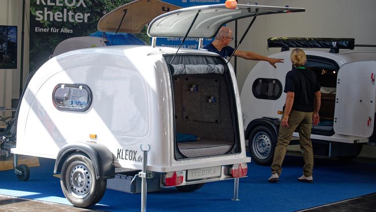 Besucher betrachten beim «Caravan Salon - Messe für Caravaning, Camping und Outdoor-Tourismus» den Campinganhänger Shelter von Kleox. Bis zum 7 . September zeigen mehr als 810 Aussteller in 15 Messehallen und auf dem Freigelände das Angebot der Branche. (zu dpa: «Wenn der Schlafplatz mitfährt: Caravan Salon zeigt Neuheiten») 
