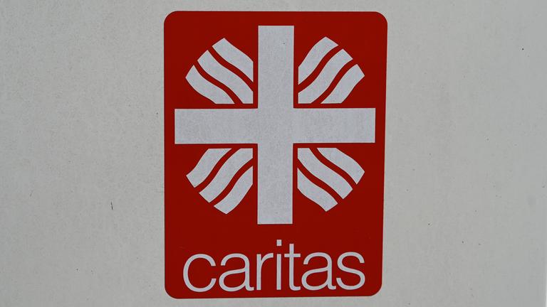 Ein Schild mit dem Logo der Caritas.