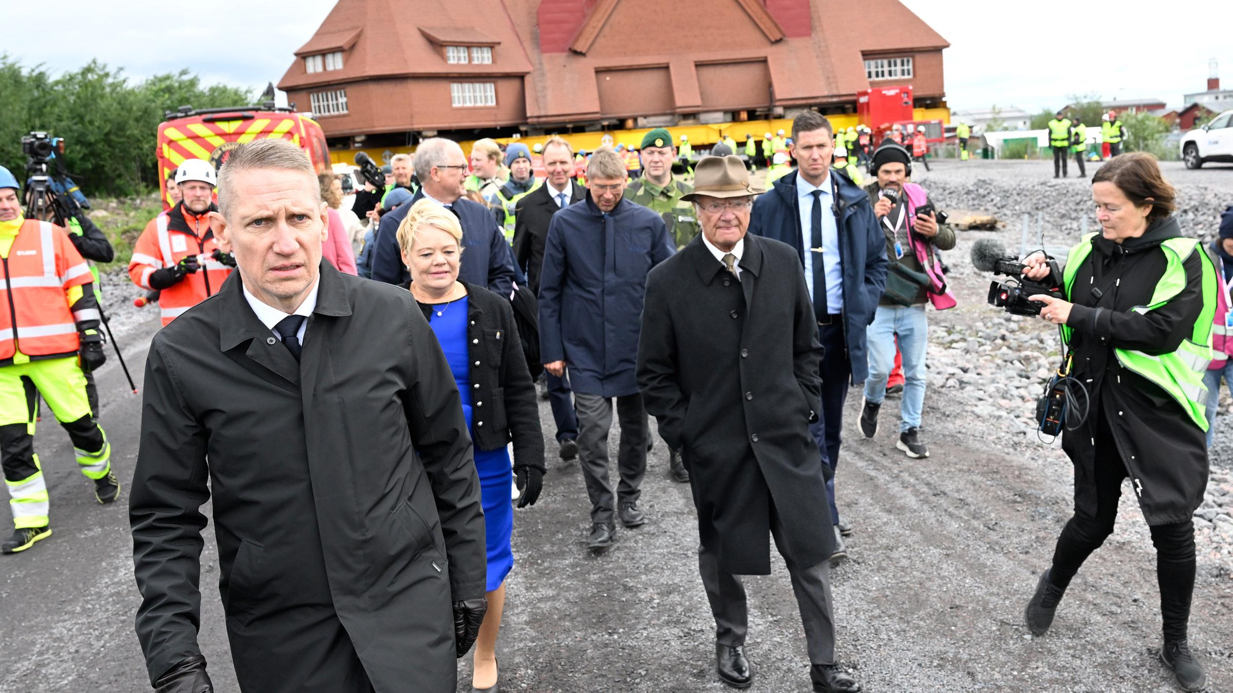 Schwedens König Carl XVI. Gustaf empfängt die Kirche von Kiruna an ihrem neuen Ort. 