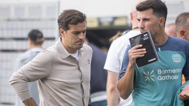 Leverkusen-Trainer Carles Martinez im Gespräch mit seinem Co-Trainer Pol Garcia