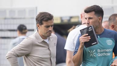 Leverkusen-Trainer Carles Martinez im Gespräch mit seinem Co-Trainer Pol Garcia