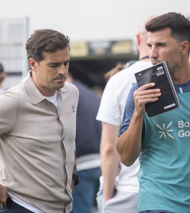 Leverkusen-Trainer Carles Martinez im Gespräch mit seinem Co-Trainer Pol Garcia