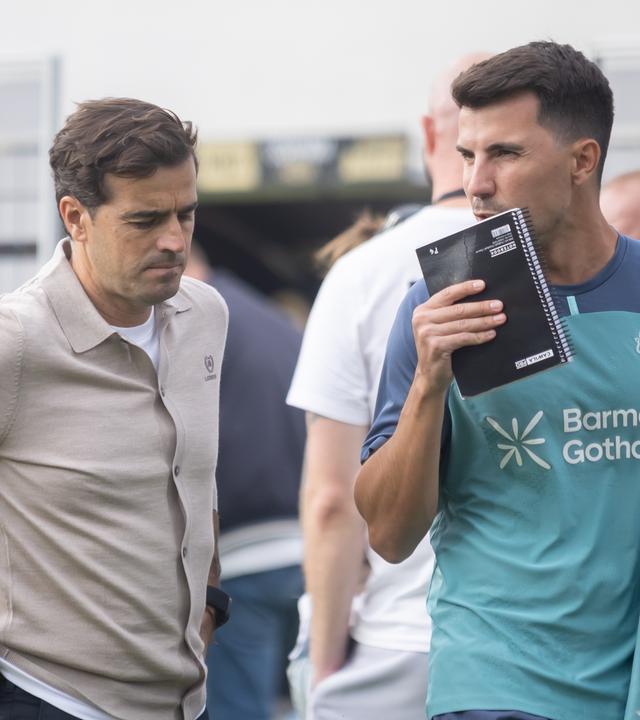 Leverkusen-Trainer Carles Martinez im Gespräch mit seinem Co-Trainer Pol Garcia