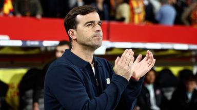 Der spanische Cheftrainer von Toulouse, Carles Martínez Novell, applaudiert zu Beginn des Halbfinales im französischen Pokal zwischen dem RC Lens und dem Toulouse FC im Stade Bollaert-Delelis in Lens, Nordfrankreich, am 21.04.2026.