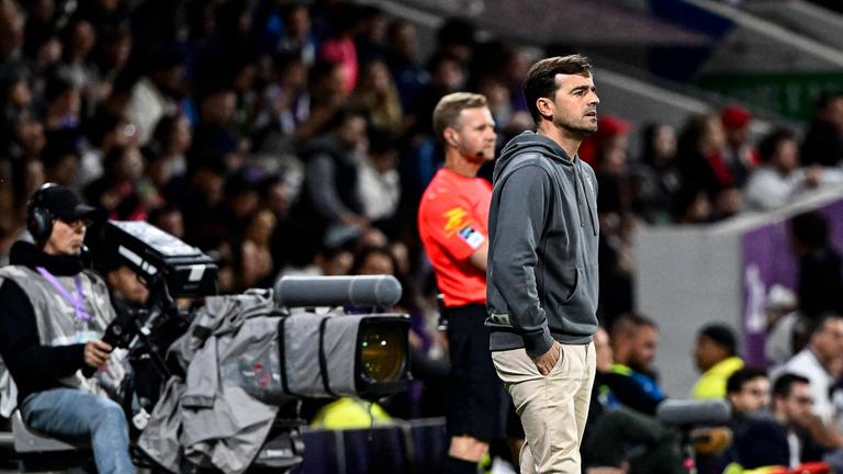 Der spanische Cheftrainer von Toulouse, Carles Martínez Novell, applaudiert zu Beginn des Halbfinales im französischen Pokal zwischen dem RC Lens und dem Toulouse FC im Stade Bollaert-Delelis in Lens, Nordfrankreich, am 21.04.2026.