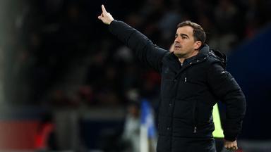 Der spanische Cheftrainer von Toulouse, Carles Martínez Novell, gestikuliert während des Fußballspiels der französischen Ligue 1 zwischen Paris Saint-Germain (PSG) und dem FC Toulouse im Parc des Princes in Paris am 03.04.2026.