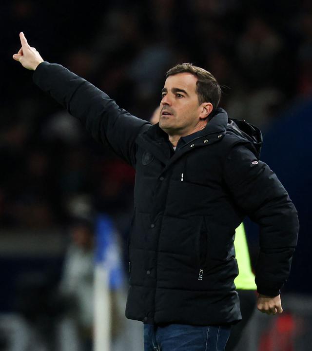 Der spanische Cheftrainer von Toulouse, Carles Martínez Novell, gestikuliert während des Fußballspiels der französischen Ligue 1 zwischen Paris Saint-Germain (PSG) und dem FC Toulouse im Parc des Princes in Paris am 03.04.2026.