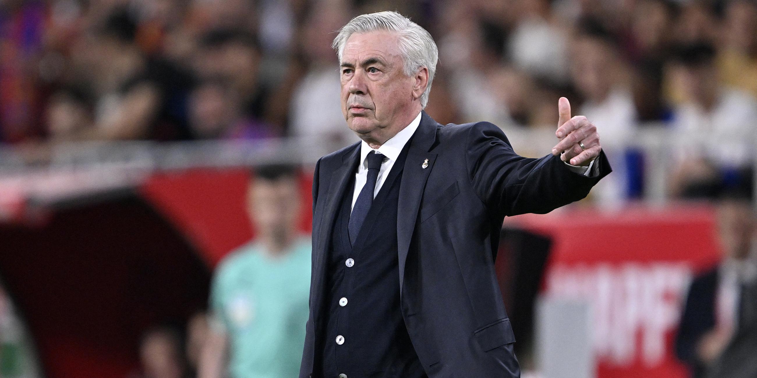 Trainer Carlo Ancelotti gestikuliert am Spielfeldrand