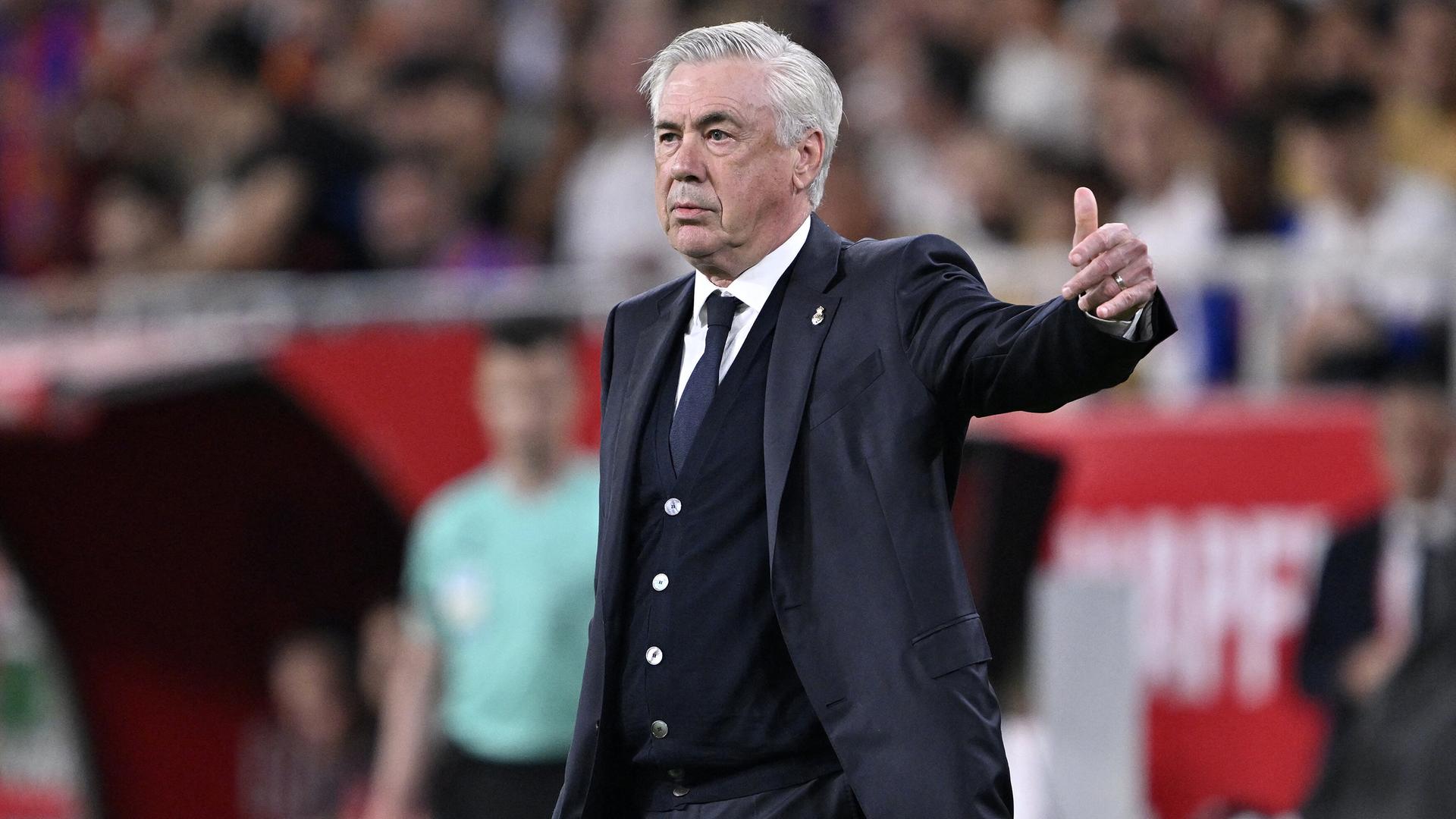 Cheftrainer Carlo Ancelotti von Real Madrid verfolgt das Finale der Copa del Rey 2025 zwischen Barcelona und Real Madrid am 26. April 2025 in Sevilla, Spanien. 