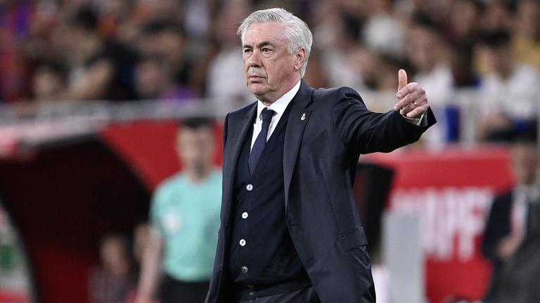 Cheftrainer Carlo Ancelotti von Real Madrid verfolgt das Finale der Copa del Rey 2025 zwischen Barcelona und Real Madrid am 26. April 2025 in Sevilla, Spanien. 