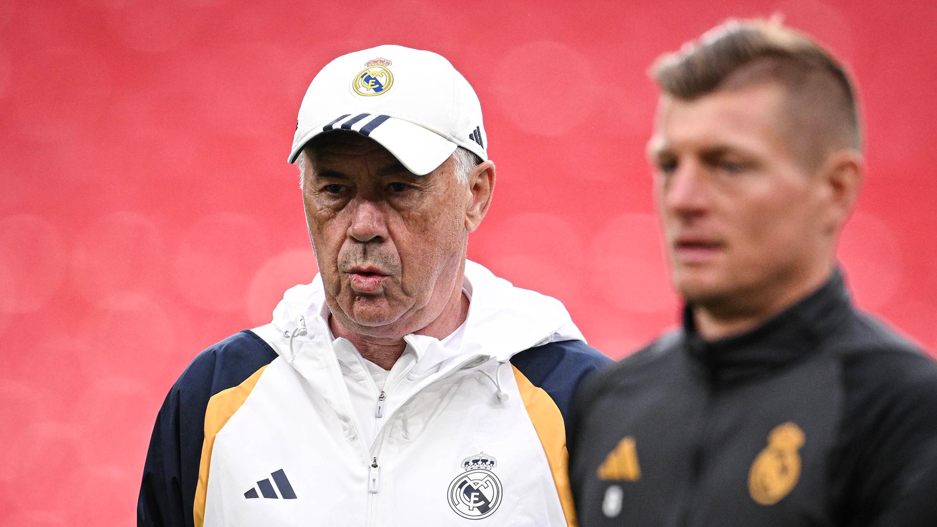 Trainer Carlo Ancelotti (li) und Toni Kroos
