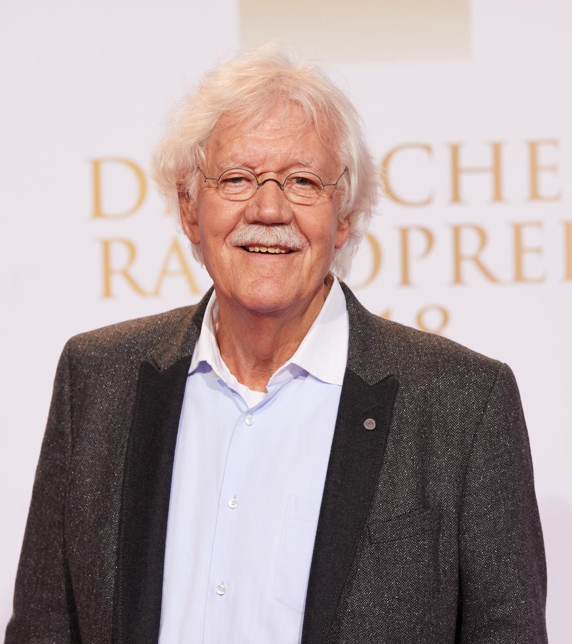 moderator und schauspieler carlo von tiedemann steht auf dem roten teppich vor der verleihung des deutschen radiopreises.