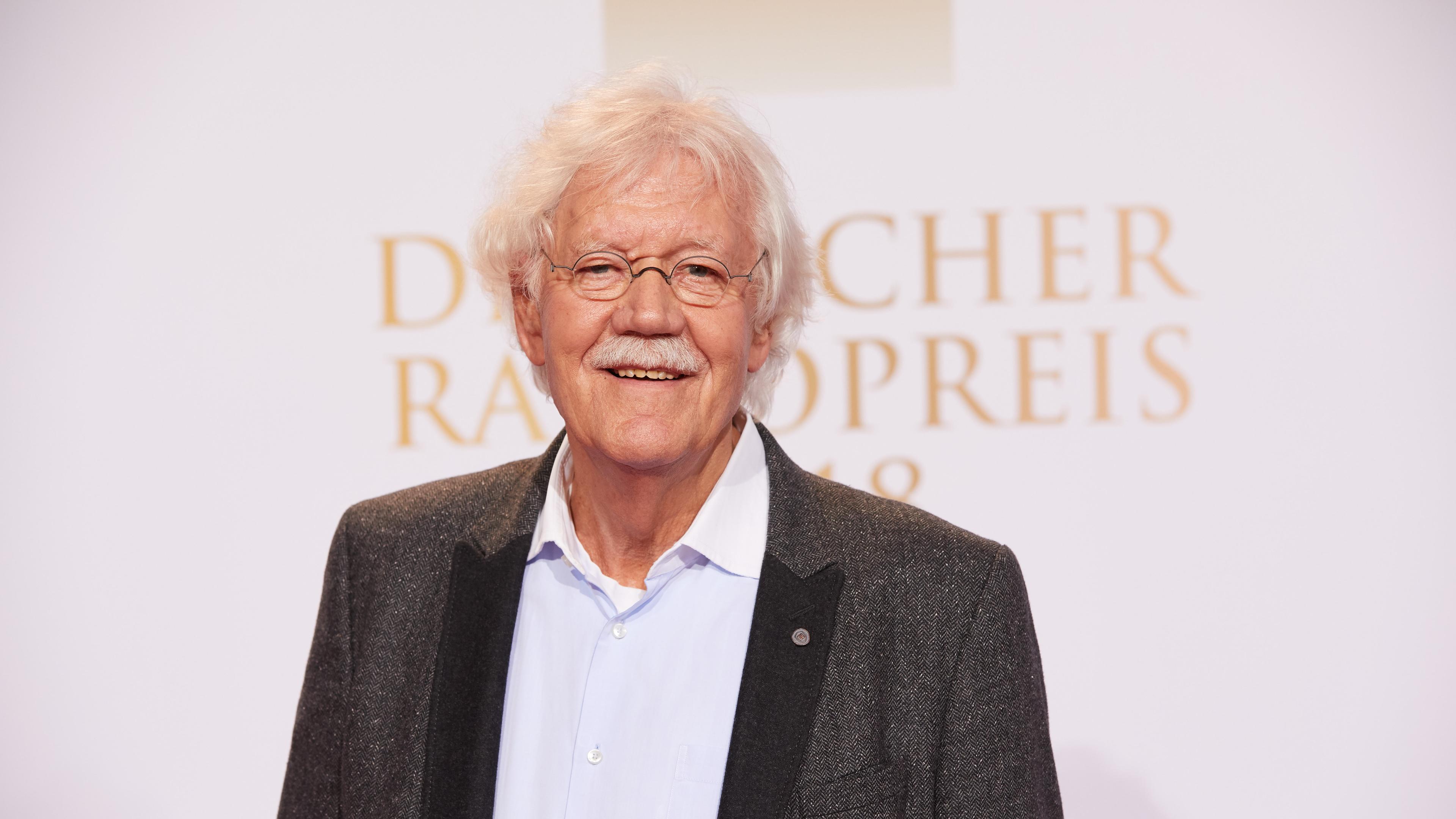 moderator und schauspieler carlo von tiedemann steht auf dem roten teppich vor der verleihung des deutschen radiopreises.