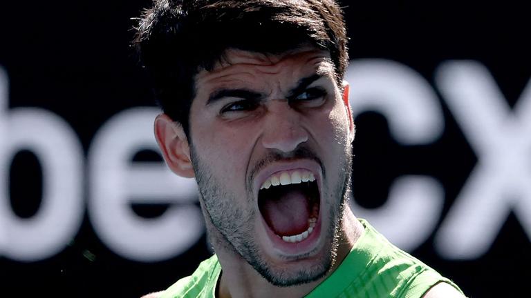 Carlos Alcaraz freut sich bei einem Matchball gegen den US-Amerikaner Tommy Paul im Herren-Einzel am achten Turniertag der Australian Open in Melbourne am 25. Januar 2026.