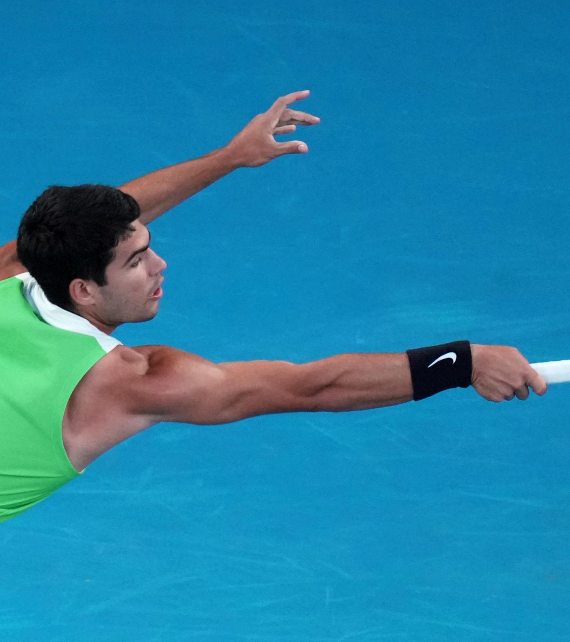 Carlos Alcaraz spielt eine Rückhand im Grand-Slam-Duell gegen Novak Djokovic bei den Australian Open in Melbourne.