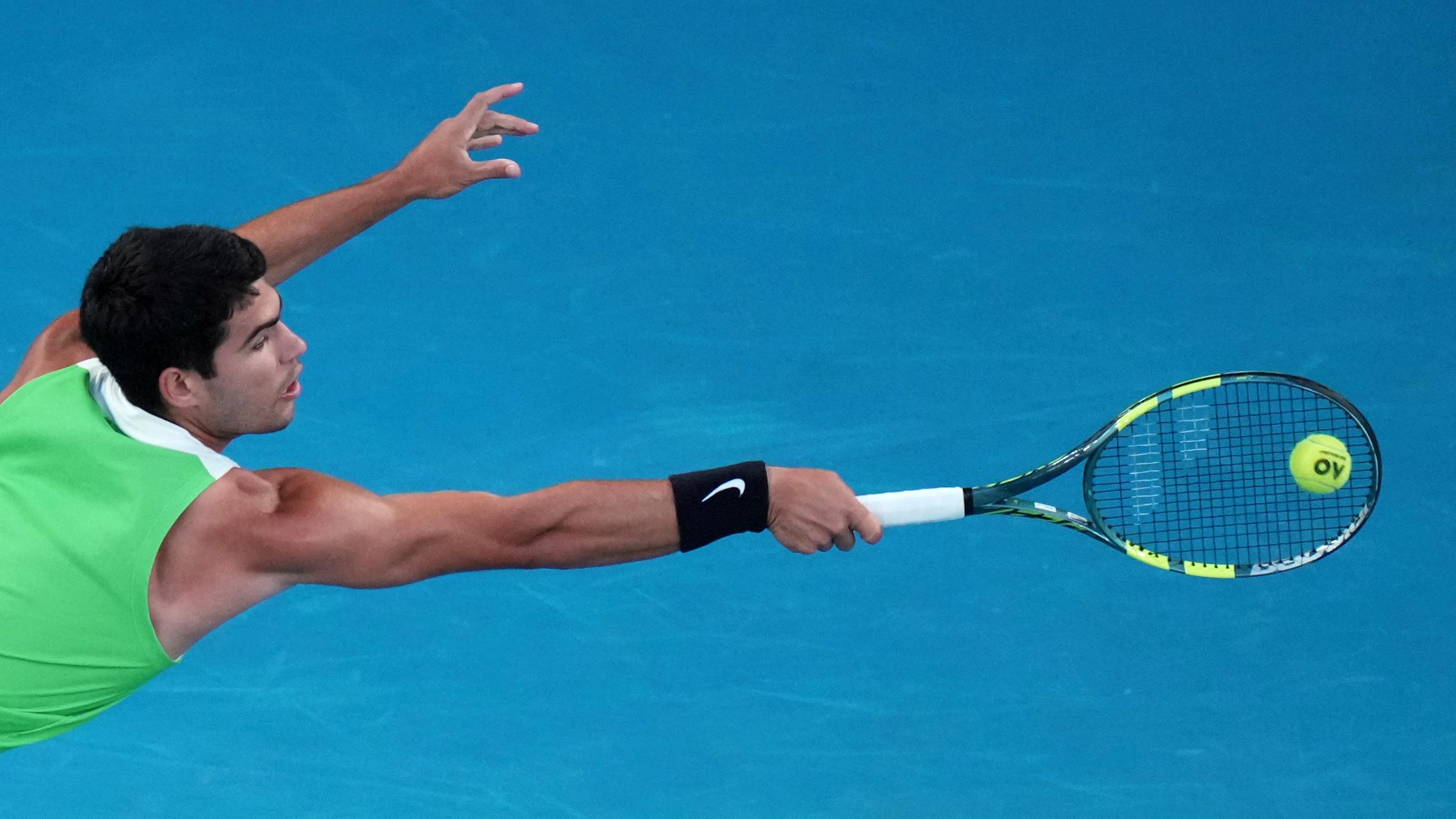 Carlos Alcaraz spielt eine Rückhand im Grand-Slam-Duell gegen Novak Djokovic bei den Australian Open in Melbourne.