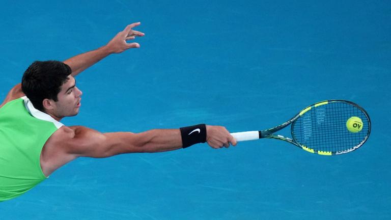 Carlos Alcaraz spielt eine Rückhand im Grand-Slam-Duell gegen Novak Djokovic bei den Australian Open in Melbourne.