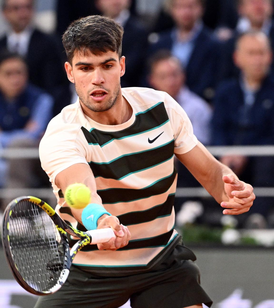 Carlos Alcaraz fixiert den Ball