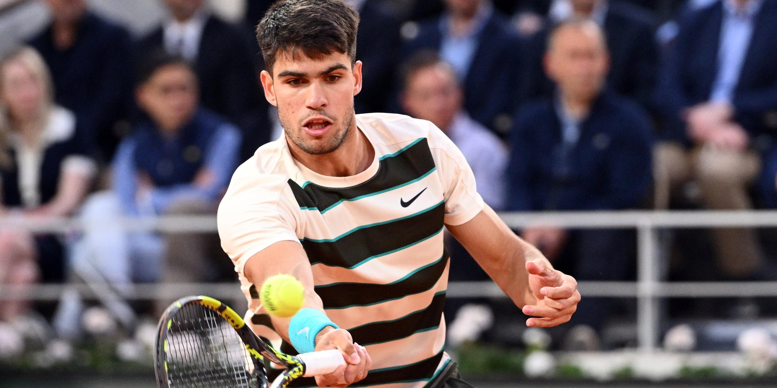 Carlos Alcaraz fixiert den Ball