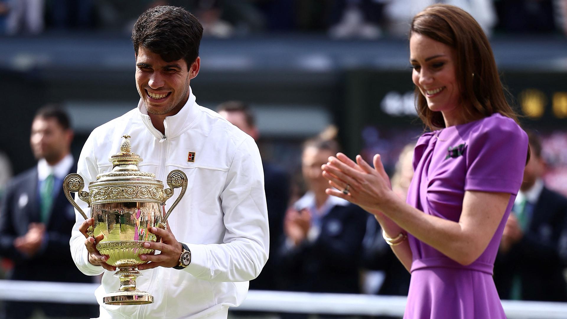 Kate Middleton überreicht dem Gewinner Carlos Alcaraz die Trophäe.