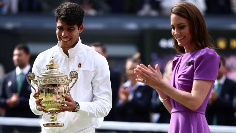 Kate Middleton überreicht dem Gewinner Carlos Alcaraz die Trophäe.