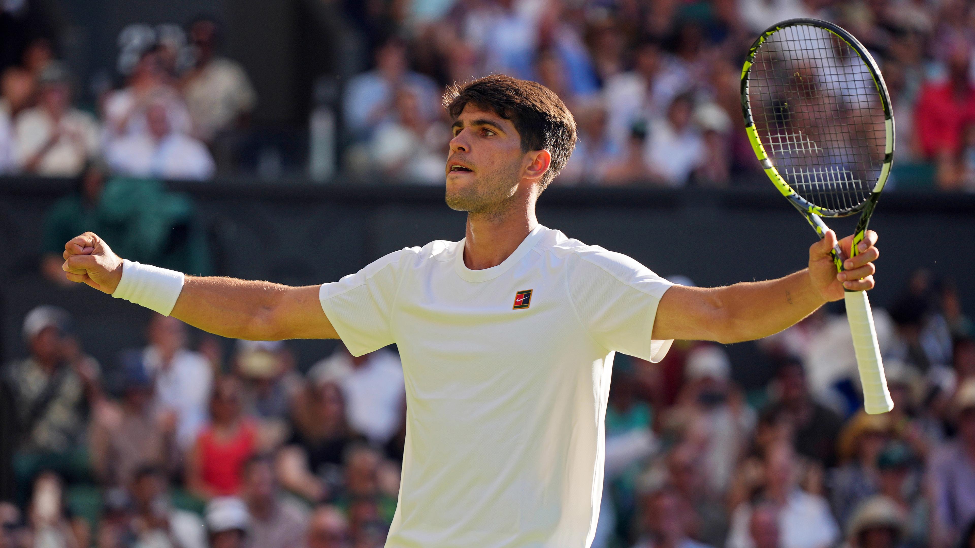 Carlos Alcaraz jubelt nach einem Spiel mit einem Tennisschläger in der Hand.