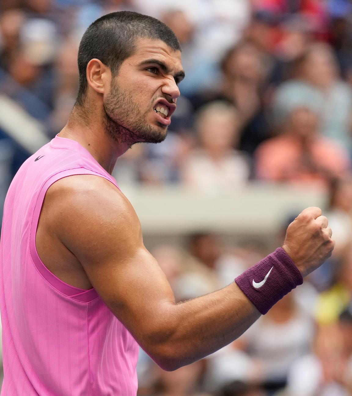 Carlos Alcaraz ballt im Match gegen Novak Djokovic nach dem Gewinn des zweiten Satzes die Faust.