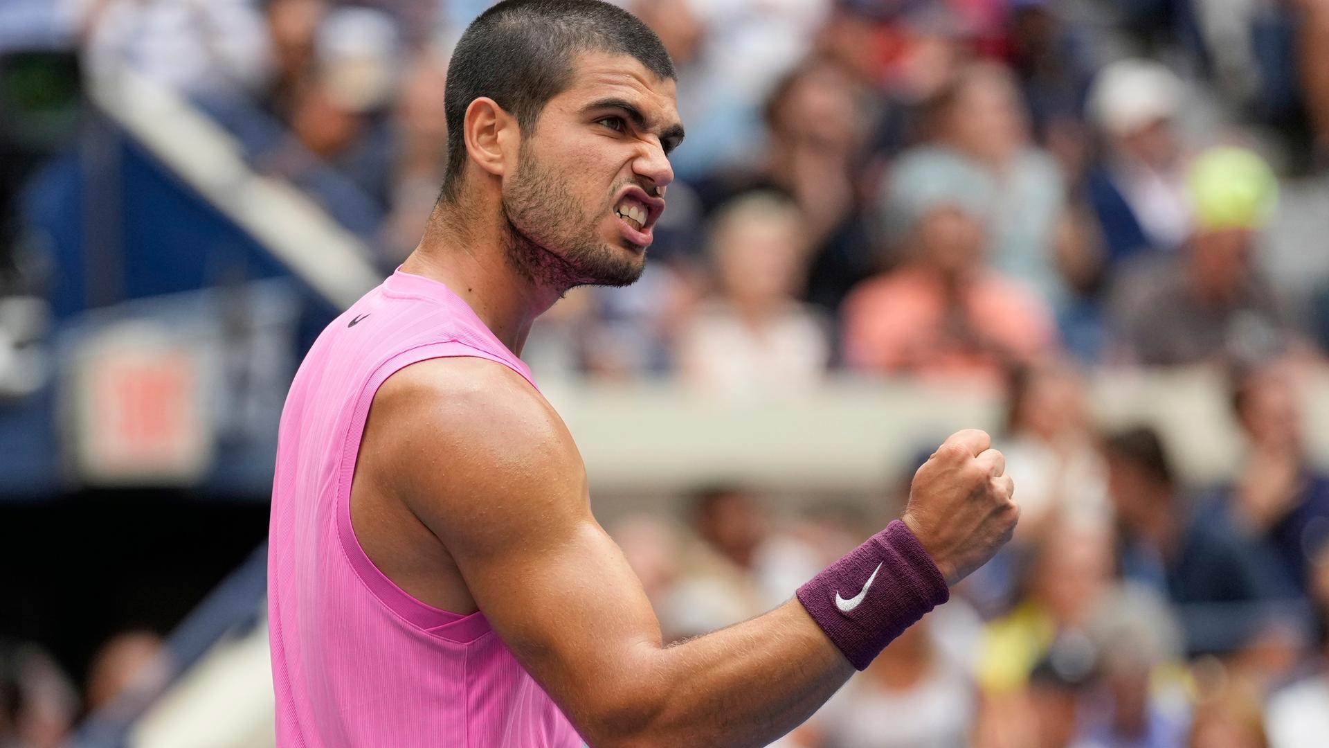 Carlos Alcaraz ballt im Match gegen Novak Djokovic nach dem Gewinn des zweiten Satzes die Faust.