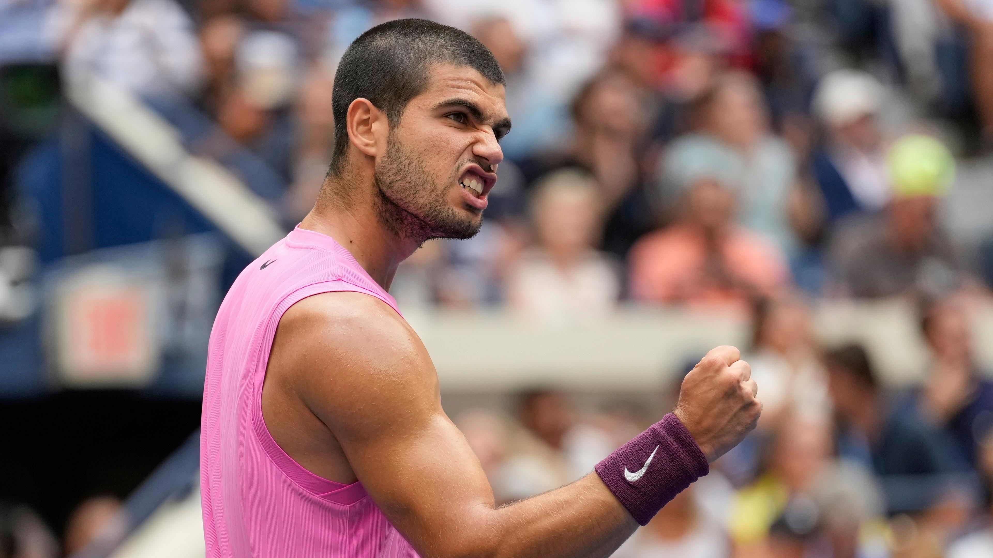 Carlos Alcaraz ballt im Match gegen Novak Djokovic nach dem Gewinn des zweiten Satzes die Faust.