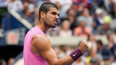 Carlos Alcaraz ballt im Match gegen Novak Djokovic nach dem Gewinn des zweiten Satzes die Faust.