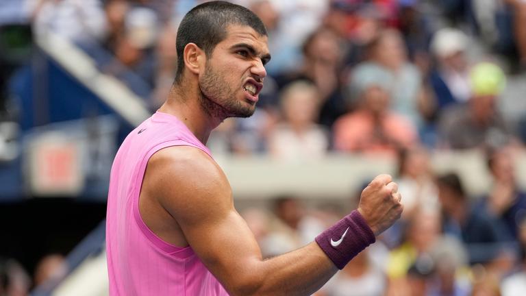Carlos Alcaraz ballt im Match gegen Novak Djokovic nach dem Gewinn des zweiten Satzes die Faust.
