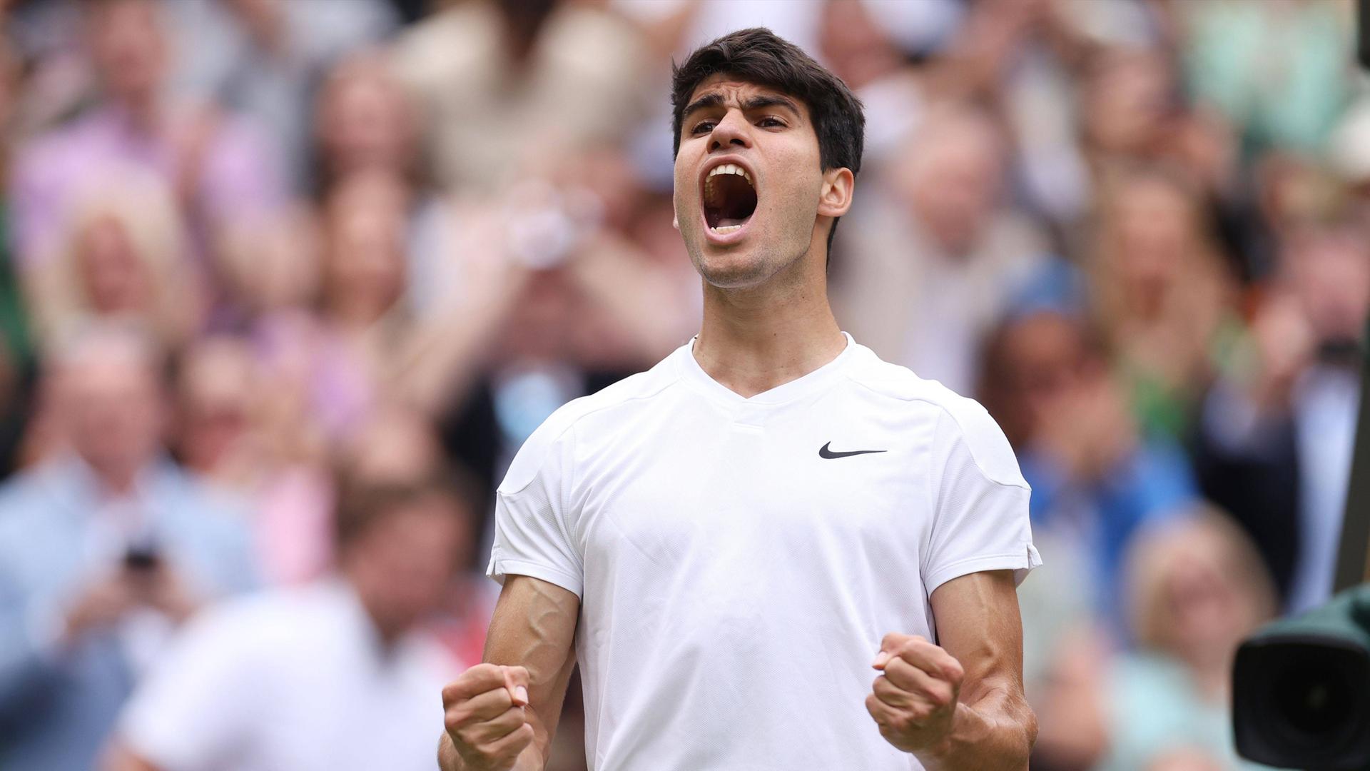 Carlos Alcaraz jubelt nach seinem Finaleinzug in Wimbledon