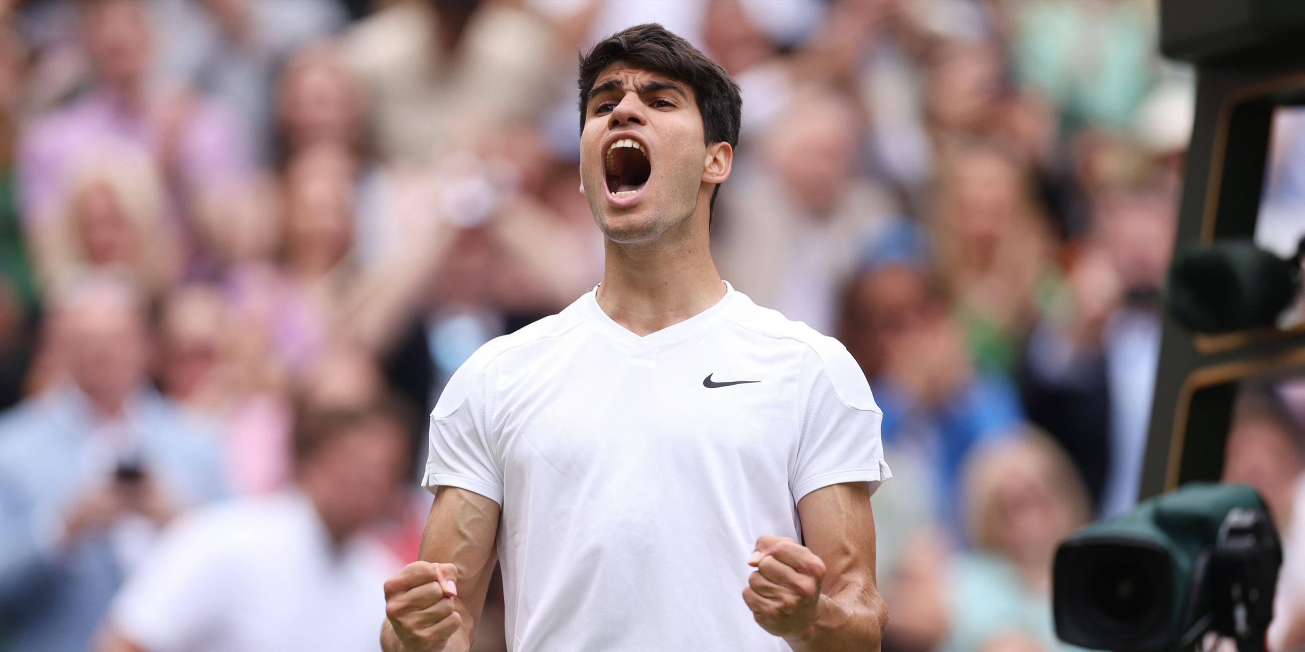 Carlos Alcaraz jubelt nach seinem Finaleinzug in Wimbledon