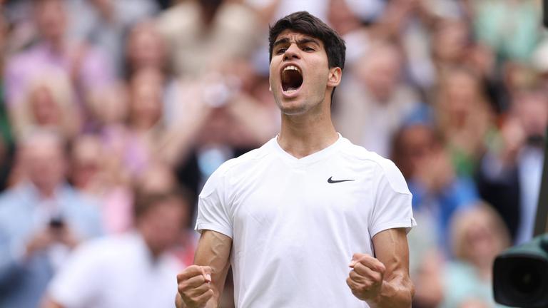Carlos Alcaraz jubelt nach seinem Finaleinzug in Wimbledon