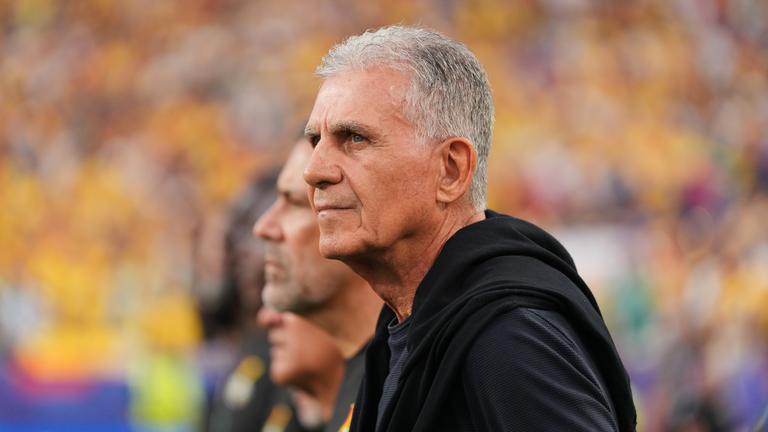 Ghanas Nationaltrainer Carlos Queiroz steht am 03.07.2026, in Kansas City, Missouri, vor dem WM-Spiel zwischen Kolumbien und Ghana an der Seitenlinie. 