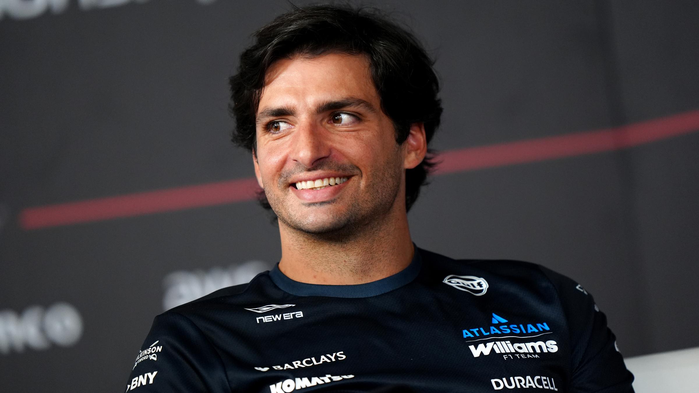 Carlos Sainz lächelnd bei der Pressekonferenz zur Vorbereitung in Bahrain