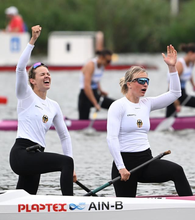 Carlotta Loske und Maike Jakob aus Deutschland freuen sich nach dem Wettkampf am 28.08.2026 bei der Kanu-Weltmeisterschaft in Posen, Polen.