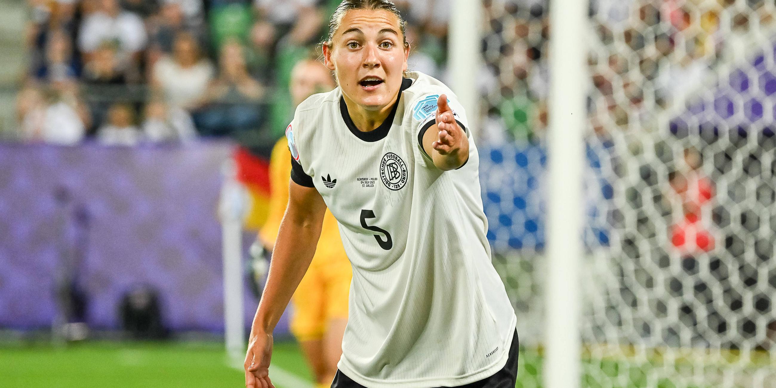 Frauen-EM 2025 am 4.7.2025, Deutschland - Polen: Carlotta Wamser gestikuliert