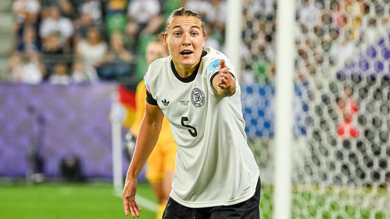 Frauen-EM 2025 am 4.7.2025, Deutschland - Polen: Carlotta Wamser gestikuliert