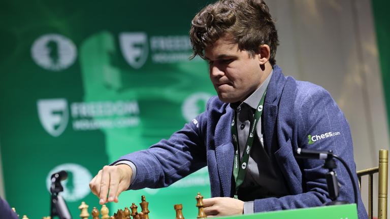 Schachstar Magnus Carlsen sitzt bei der Schnellschach-WM an einem Board