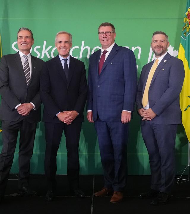 Bell-Canada-CEO Mirko Bibic (v. l. n. r.), Kanadas Premierminister Mark Carney, Saskatchewan-Premierminister Scott Moe