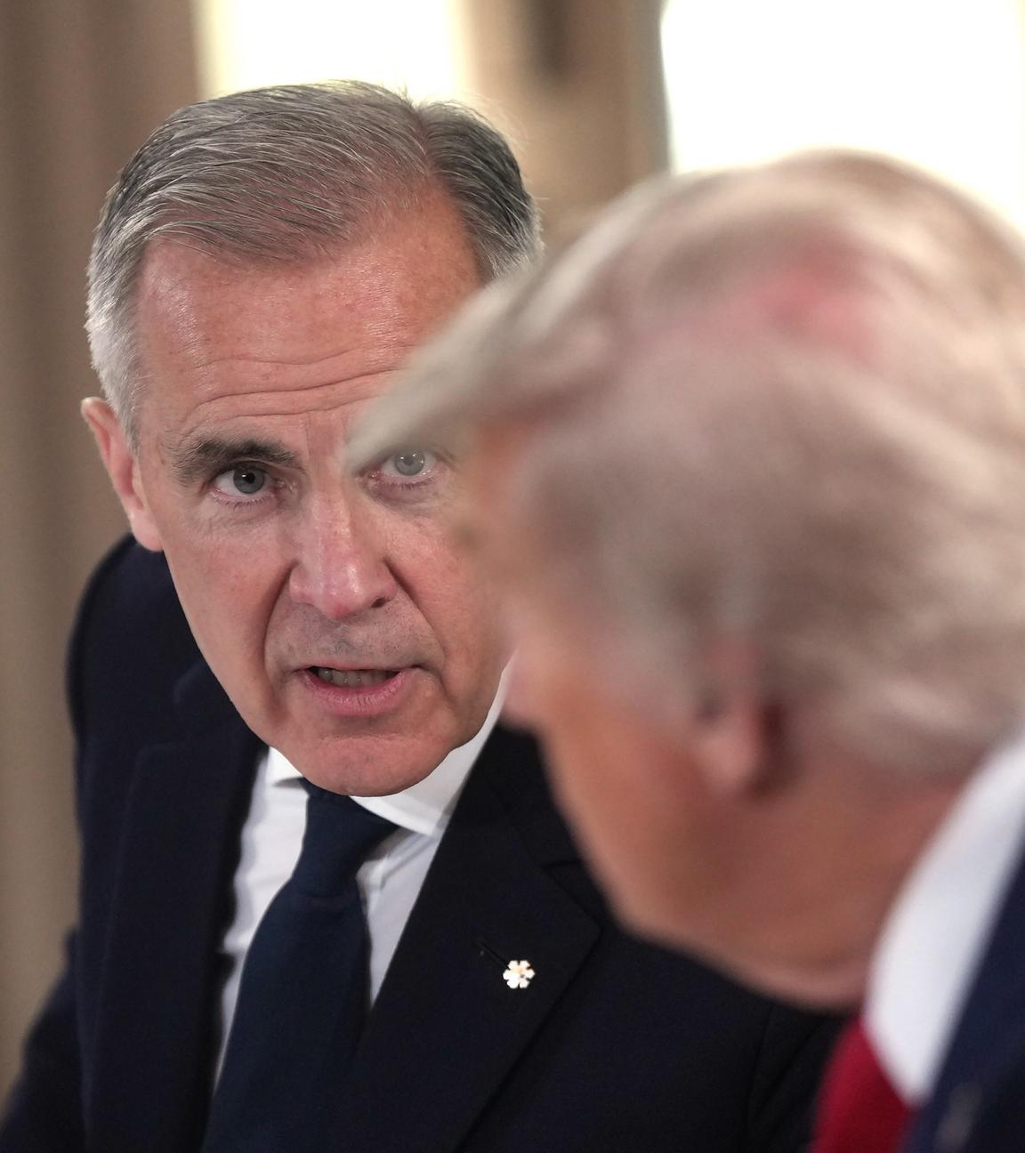 Premierminister Mark Carney unterhält sich mit US-Präsidenten Donald Trump während des G7-Gipfels in Kananaskis, Alta, am 16.06.2025.