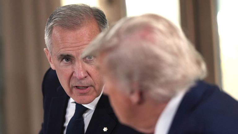 Premierminister Mark Carney unterhält sich mit US-Präsidenten Donald Trump während des G7-Gipfels in Kananaskis, Alta, am 16.06.2025.