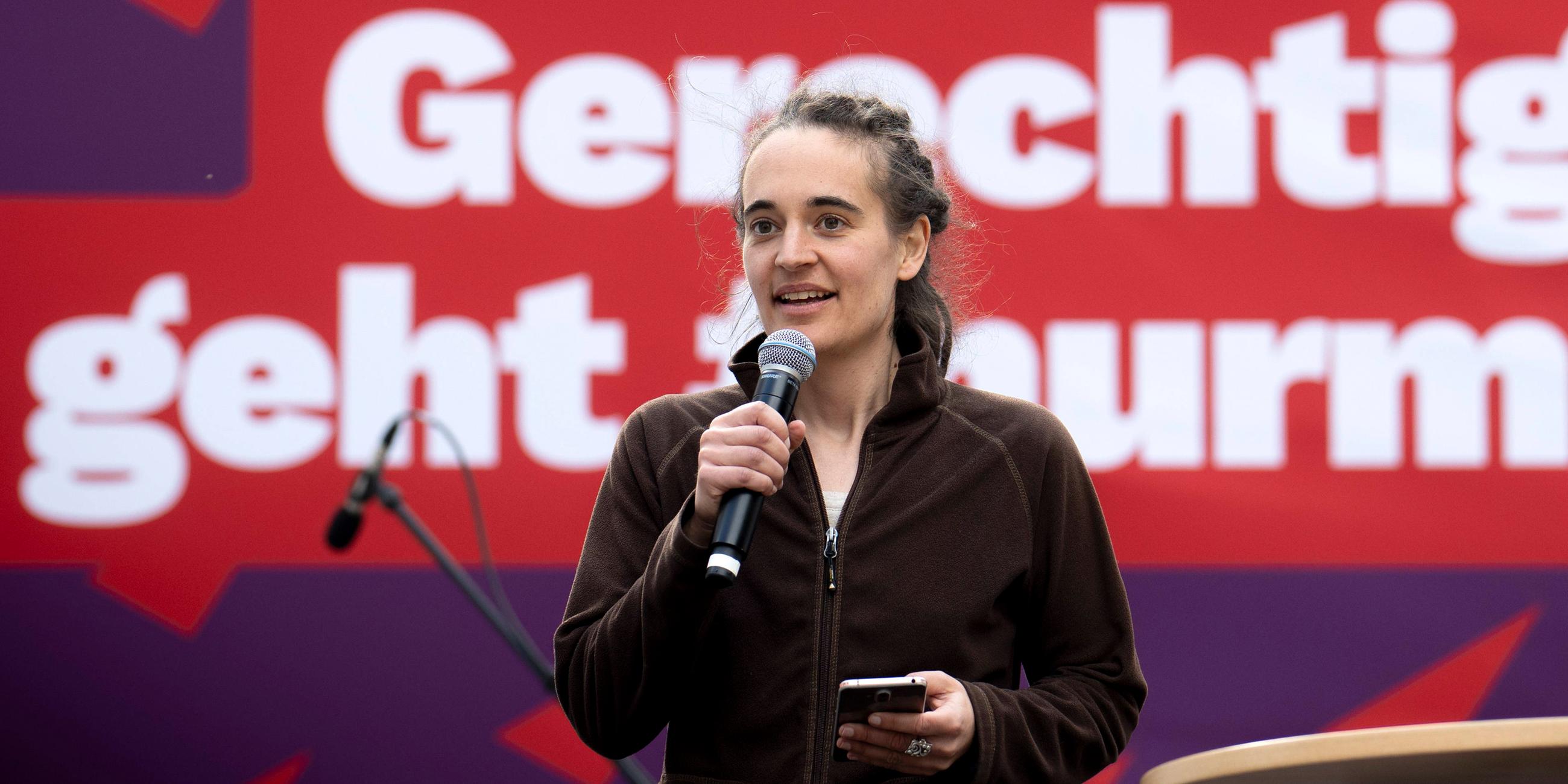 Archivbild: Carola Rackete mit Mikrophon vor Wahlplakat der Linken zur Europawahl in Berlin