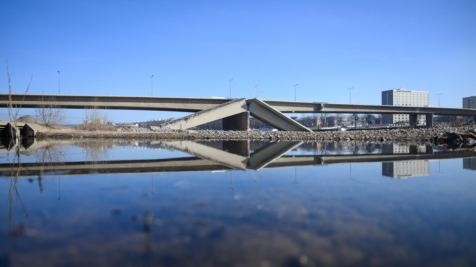 Sachsen, Dresden: Blick auf den Brückenzug der teileingestürzten Carolabrücke auf der Neustädter Seite der Elbe.