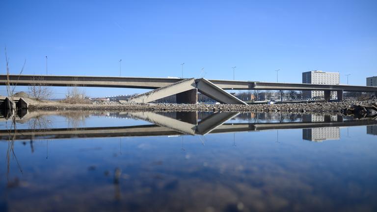Sachsen, Dresden: Blick auf den Brückenzug der teileingestürzten Carolabrücke auf der Neustädter Seite der Elbe.