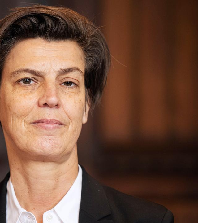 Porträtfoto einer Frau mit kurzen Haaren.