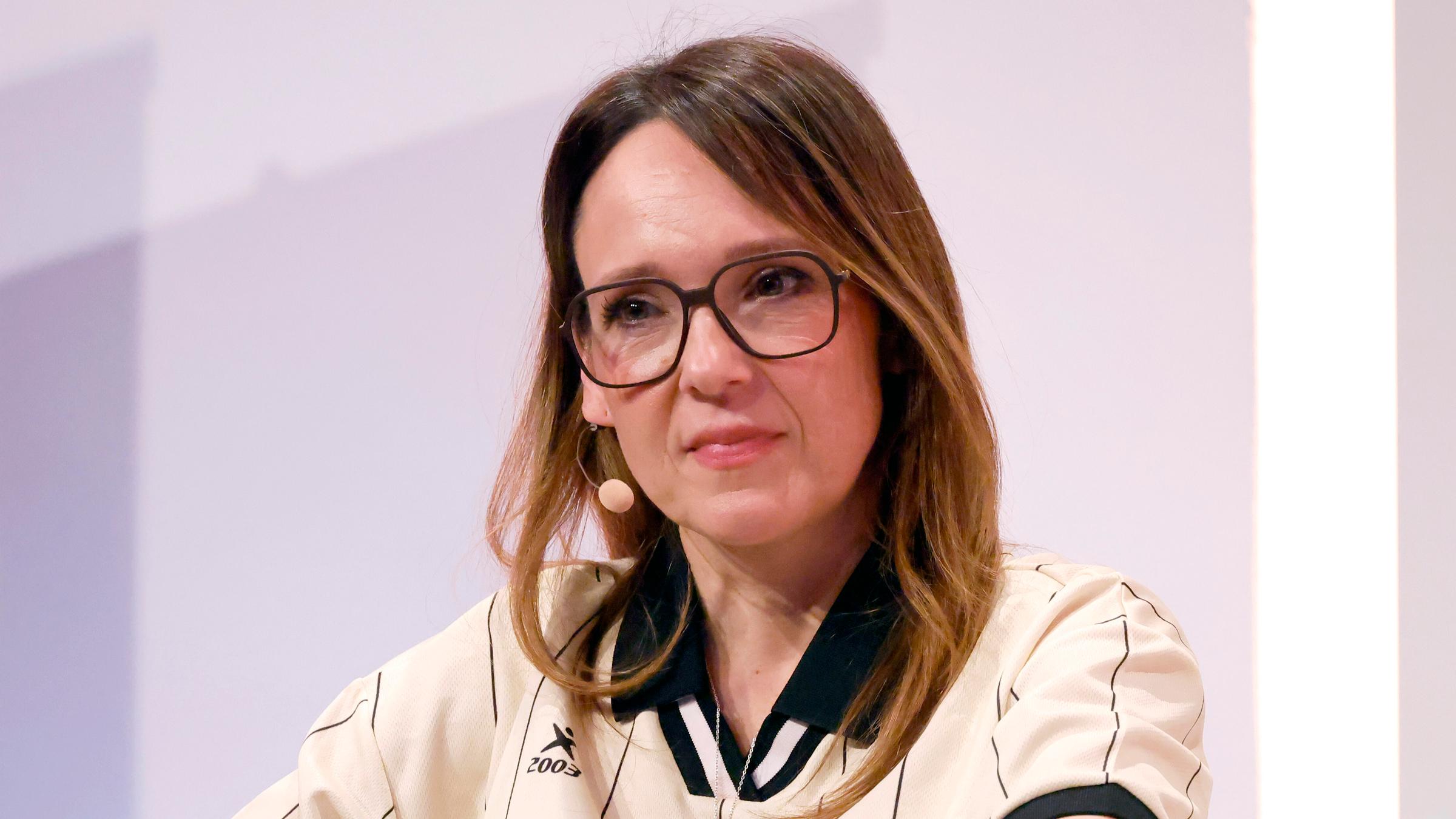 Komikerin Carolin Kebekus auf der Bühne im Rahmen der Lit. Cologne 2026 in der Kölner Flora am 08.03.2026.