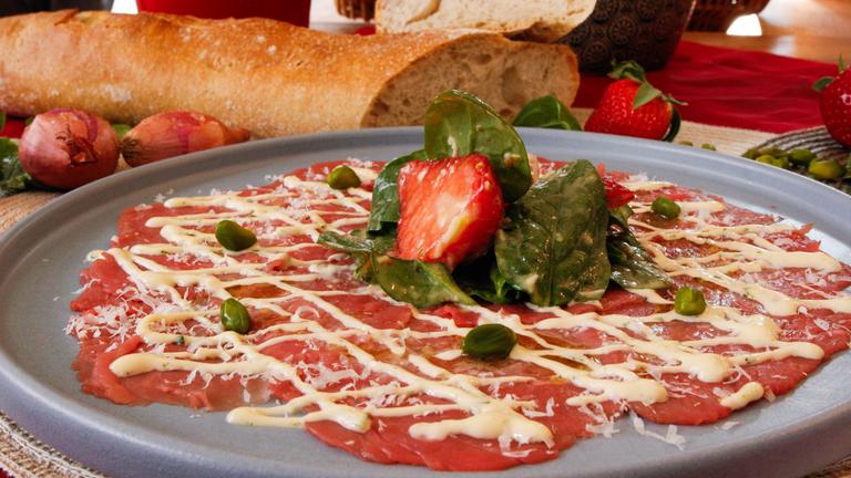Carpaccio mit Erdbeer-Spinat-Salat